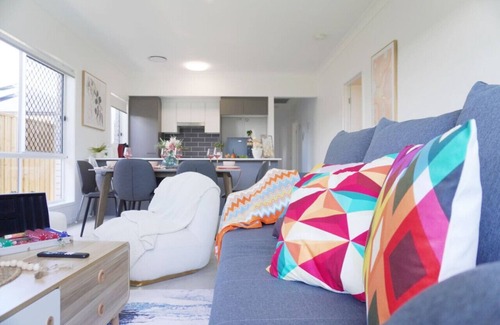 Redbank Plains House | Modern Nest with 4 bedrooms