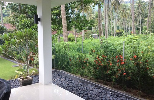 Senggigi House | Modern new bungalow in cozy holiday park + swimming pool
