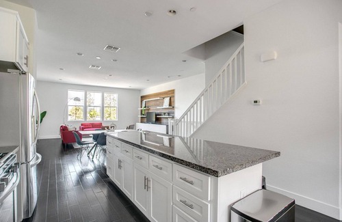 Newark House | Modern Newark 3BR w/Private Garage, near Restaurants, by Blueground