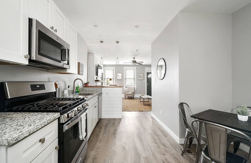 South Side Slopes House | Modern Newly Renovated Duplex 6BR/3BR Sleeps 16