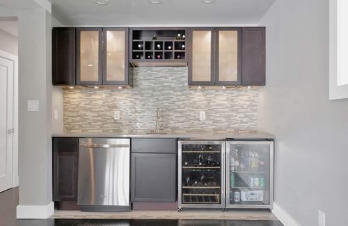 Champaign House | Modern on Monterey, 5 mins from Memorial Stadium.