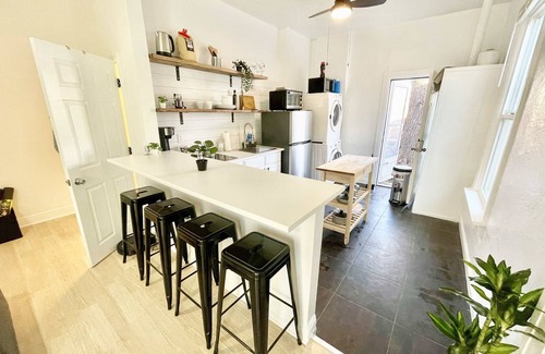 People's Freeway House | ⭐️ Modern | 💛 pets | Easy free parking | yard + King Bed