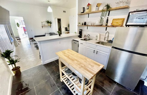 People's Freeway House | ⭐️ Modern | 💛 pets | Easy free parking | yard + King Bed