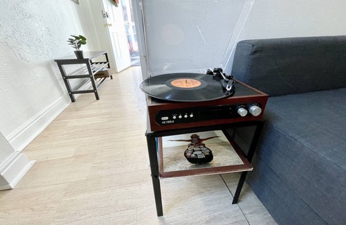 People's Freeway House | ⭐️ Modern | 💛 pets | Easy free parking | yard + King Bed