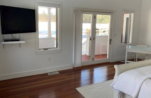 Moultonborough House | Modern private lakefront house w/ a/c wifi firepit