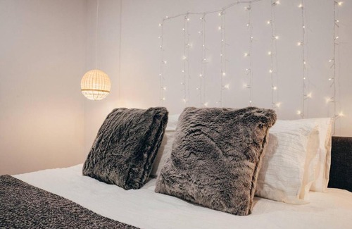 Melbourne Central Business District Apartment | Modern Resort-style Stay near Queen Vic Market