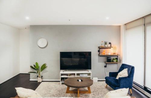 Melbourne Central Business District Apartment | Modern Resort-style Stay near Queen Vic Market