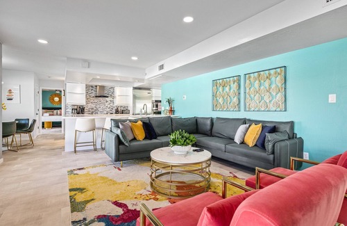 Raskin Estates House | Modern Retreat Minutes from Shopping Dining & Golf