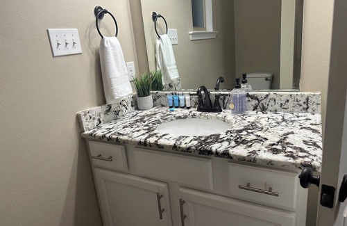 Gulf Breeze House | Modern Retreat with All the Comforts of Home, Perfect for Families & Groups