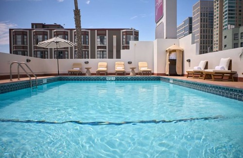 Downtown San Francisco Hotel | Modern Room with Pool Access, Fireplace & Free Breakfast in San Francisco