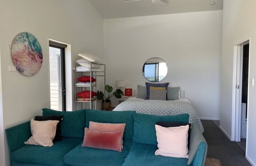 Raglan Apartment | Modern rural Room with a view