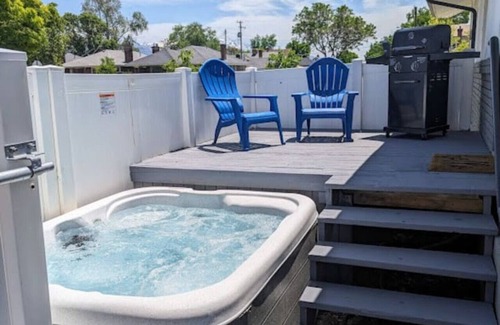 People's Freeway Apartment | Modern Rustic Stay | Hot Tub | Downtown