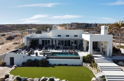 Vinorama Villa | Modern Secluded Oceanfront Whale Watch in Infinity Pool Surfing Paradise