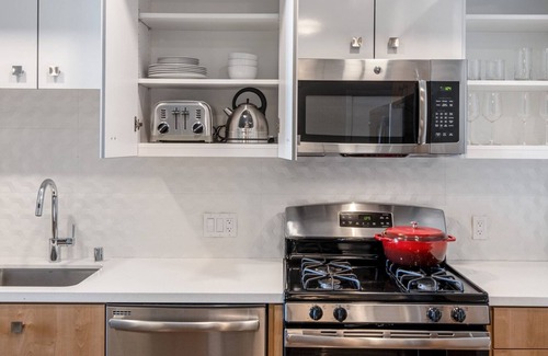 South of Market Apartment | Modern SoMa 1BR w/ Gym + Roofdeck near BART (Civic Center) by Blueground