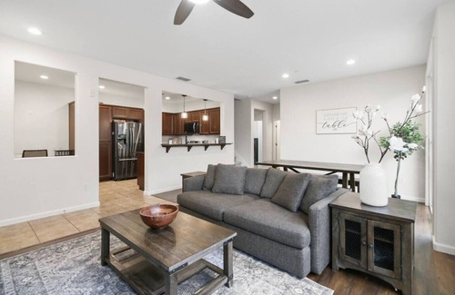 Folsom House | Modern Spacious 3BR 3BA Family Home in Folsom