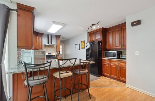 Roswell Apartment | Modern Spacious Luxury Retreat in ATL With Pool