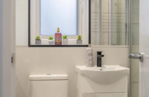 Queen's Park Apartment | Modern Split Level 2BR Spacious Apt Maida Vale