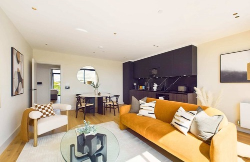 St. Pancras and Somers Town Apartment | Modern St Pancras Apartment with Large Balcony