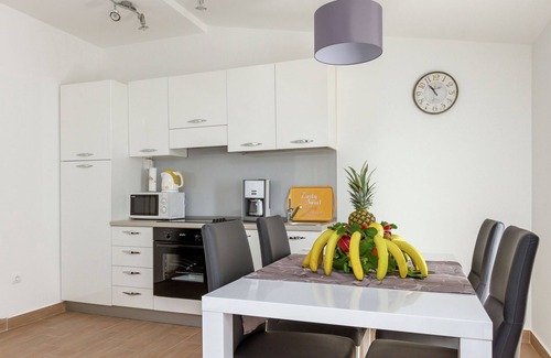 Kastel Stari Apartment | Modern Stay in Kaštel Stari