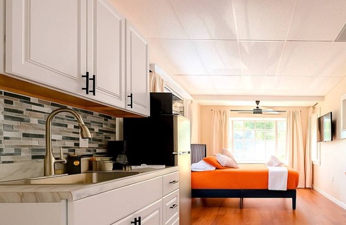 Winter Haven Apartment | Modern Studio Escape 10min to Legoland
