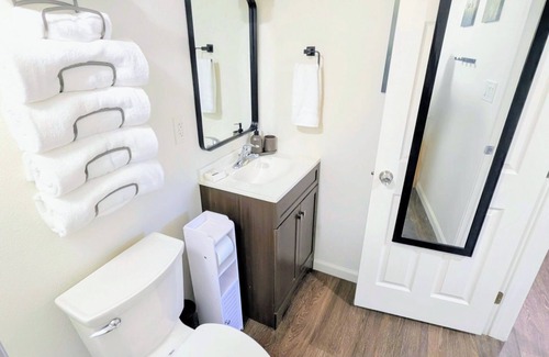 South Natomas Apartment | Modern Studio Escape - Perfect Location