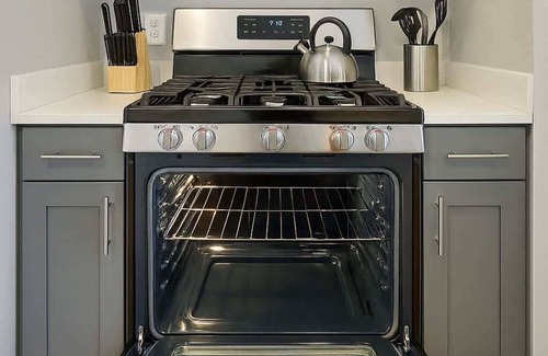 Lake View East Apartment | Modern Studio on Broadway