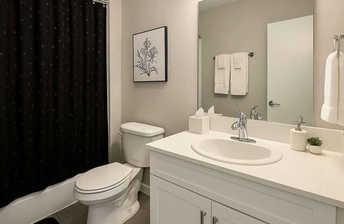 Lake View East Apartment | Modern Studio on Broadway