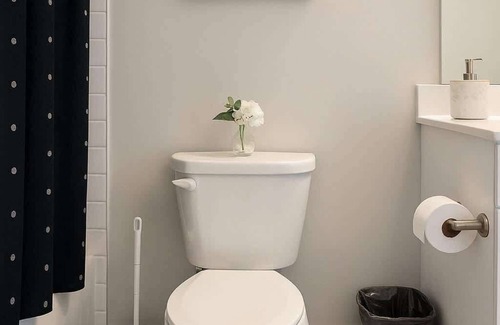 Lake View East Apartment | Modern Studio on Broadway