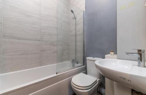 Jesmond Apartment | Modern Stylish Jesmond Apartment with parking.