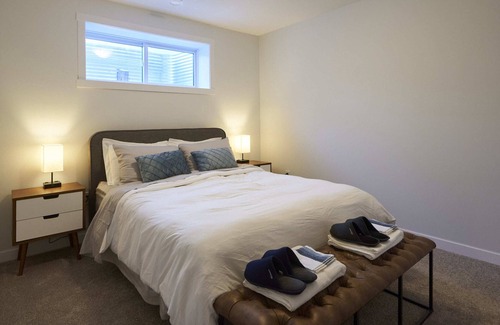 Edmonton Apartment | Modern Suite Near West Edmonton Mall & Rivercree