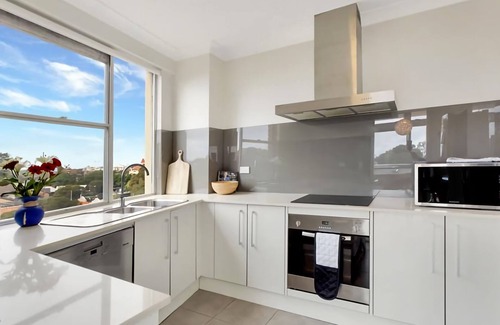 Bellevue Hill Apartment | Modern three-bedroom apartment capturing 180-degree views in Bellevue Hill