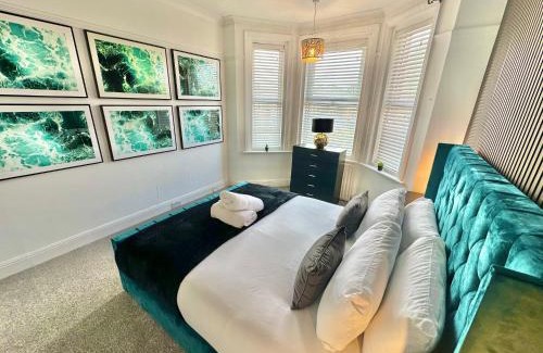 Bournemouth Apartment | Modern Three Bedroom Gem Near Beach - Sleeps 6 - Steam Shower Cabin - Fast WiFi - Garden