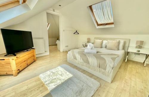 Bournemouth Apartment | Modern Three Bedroom Gem Near Beach - Sleeps 6 - Steam Shower Cabin - Fast WiFi - Garden