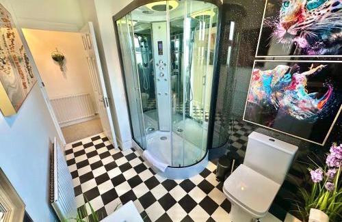 Bournemouth Apartment | Modern Three Bedroom Gem Near Beach - Sleeps 6 - Steam Shower Cabin - Fast WiFi - Garden