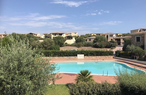 Monte Petrosu Apartment | Modern three-room apartment with swimming pool and free wifi