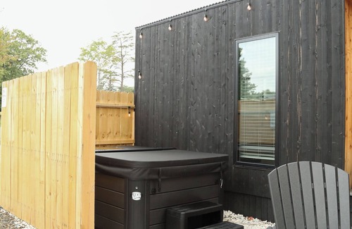 Milroy Cabin | Modern Tiny Home 32 w/Hot Tub!