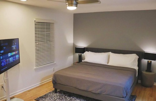 Smyrna House | Modern Townhome Close To The Battery With Yard