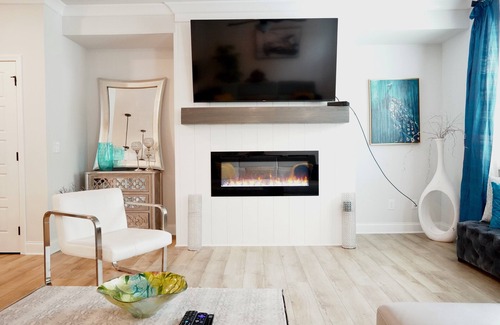 Oakwood House | Modern Townhome, minutes from golf course!