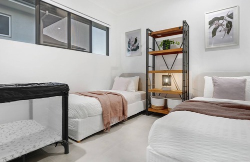 Caravonica House | Modern Tropical Getaway - Cairns/Northern Beaches