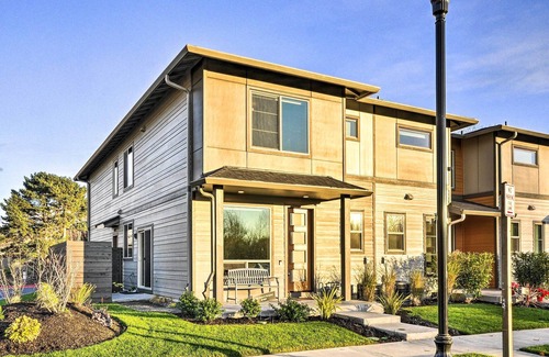 Troutdale House | Modern Troutdale Townhome: 15 Miles to Portland!