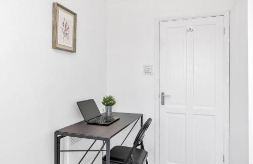South Woodford Apartment | Modern Two Bedroom Apartment with Free Parking!