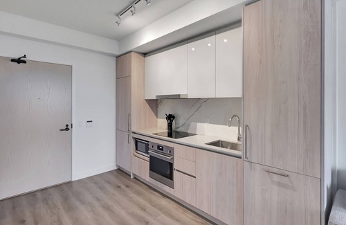 Vaughan Condo | Modern Vaughan Condo Steps to Subway