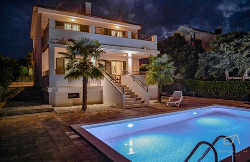 Porat Villa | Modern Villa Christian with pool and sauna