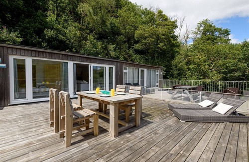 Millendreath House | Modern villa for four with large balcony and sea views, two minute walk from the beach!