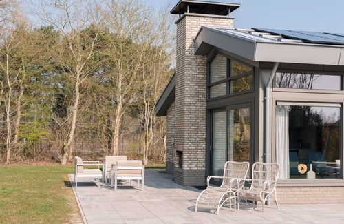 Ballum House | Modern villa Klaver Vier with south-terrace, sauna, jacuzzi and outdoor fireplace