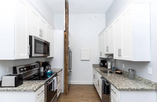 Old Port Apartment | Modern Walkable Old Port 2BR Loft