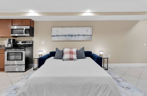 Brightwood Park Apartment | Modern & XL 1 Bed w/ housekeeping included near Sherman Circle Park!