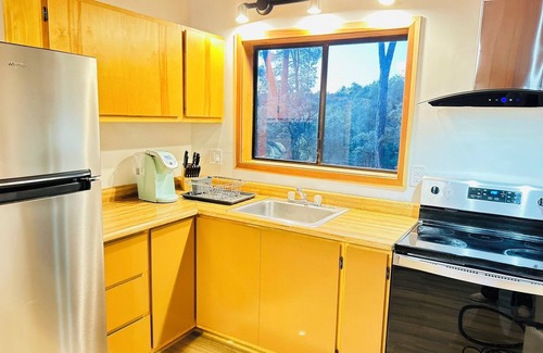 Midpines House | Modern Yosemite Escape Serene 10-Acre Getaway at Twisted Manzanita