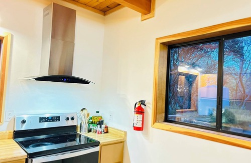 Midpines House | Modern Yosemite Escape Serene 10-Acre Getaway at Twisted Manzanita