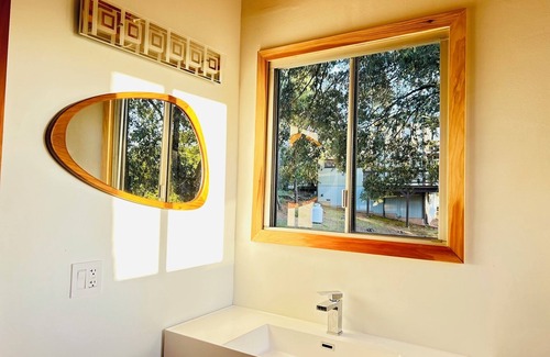 Midpines House | Modern Yosemite Escape Serene 10-Acre Getaway at Twisted Manzanita